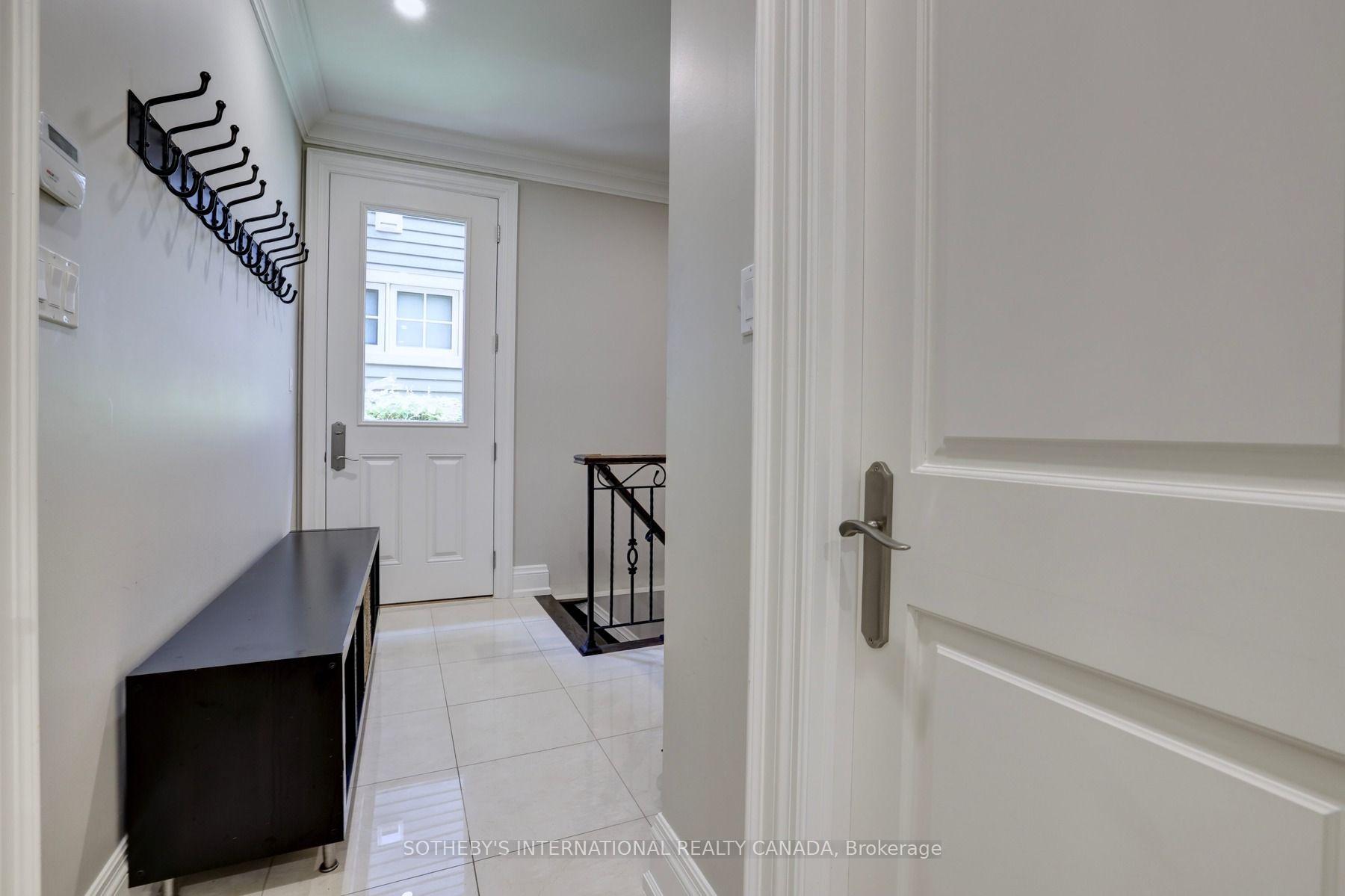 32 Oakwood Avenue S