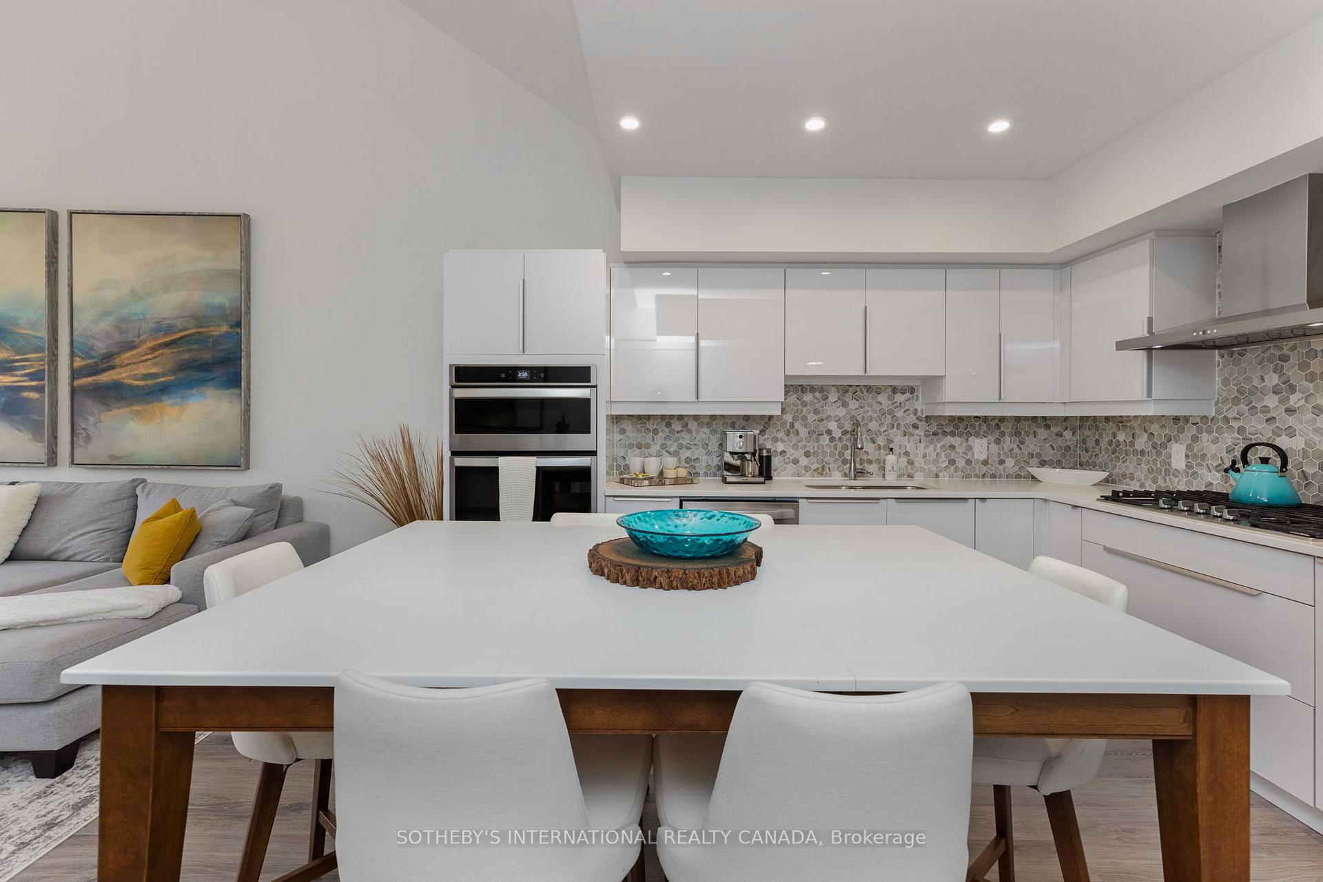 3 TREE TOPS Lane 302