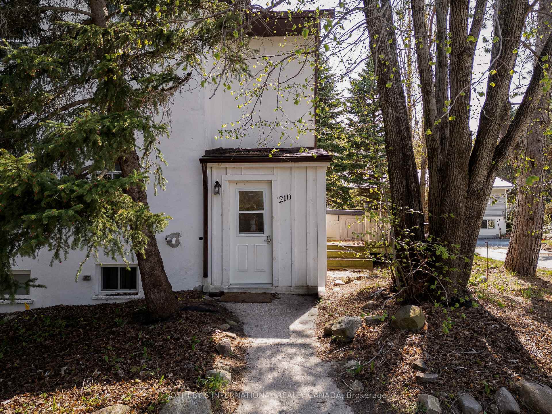 210 Arlberg Crescent