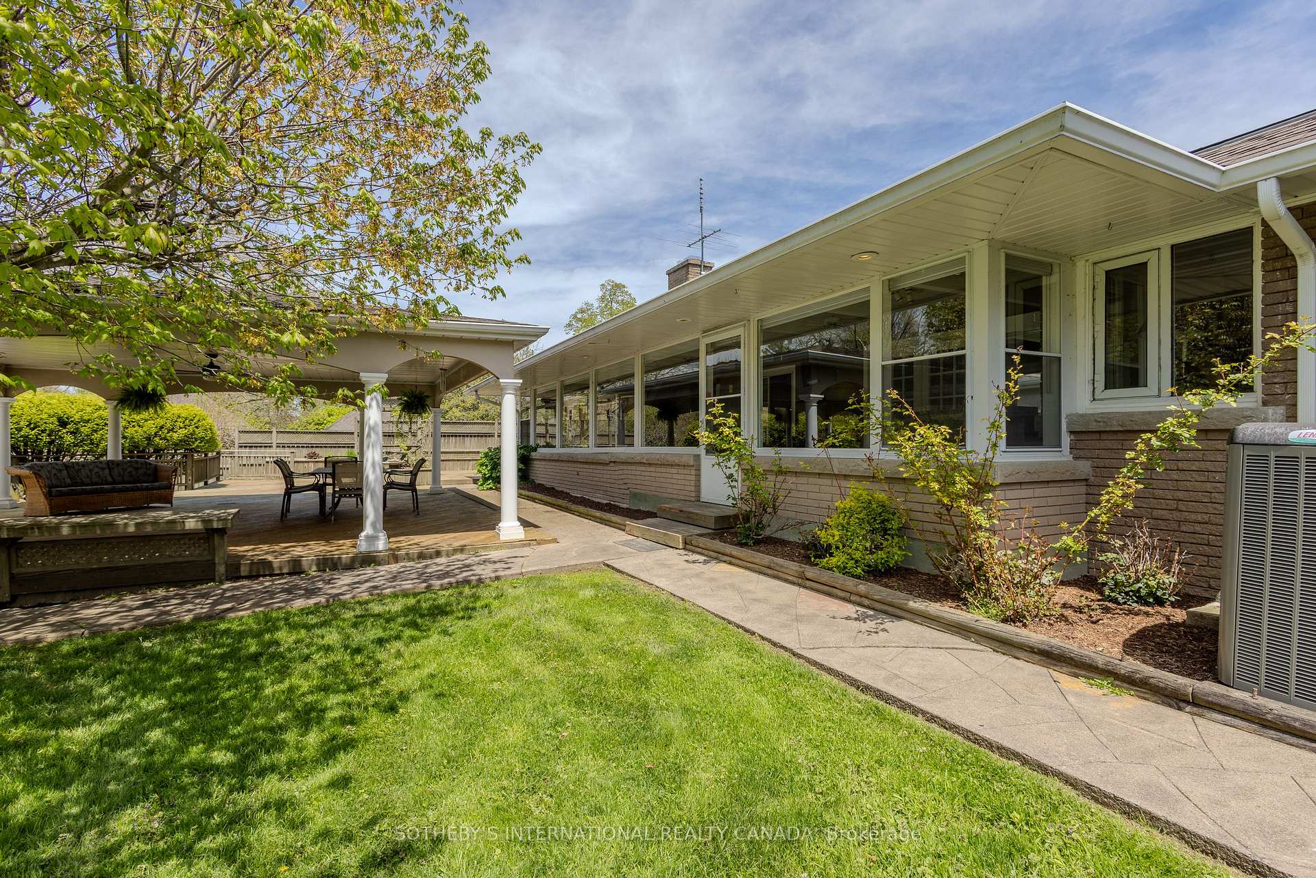 9317 Niagara River Parkway