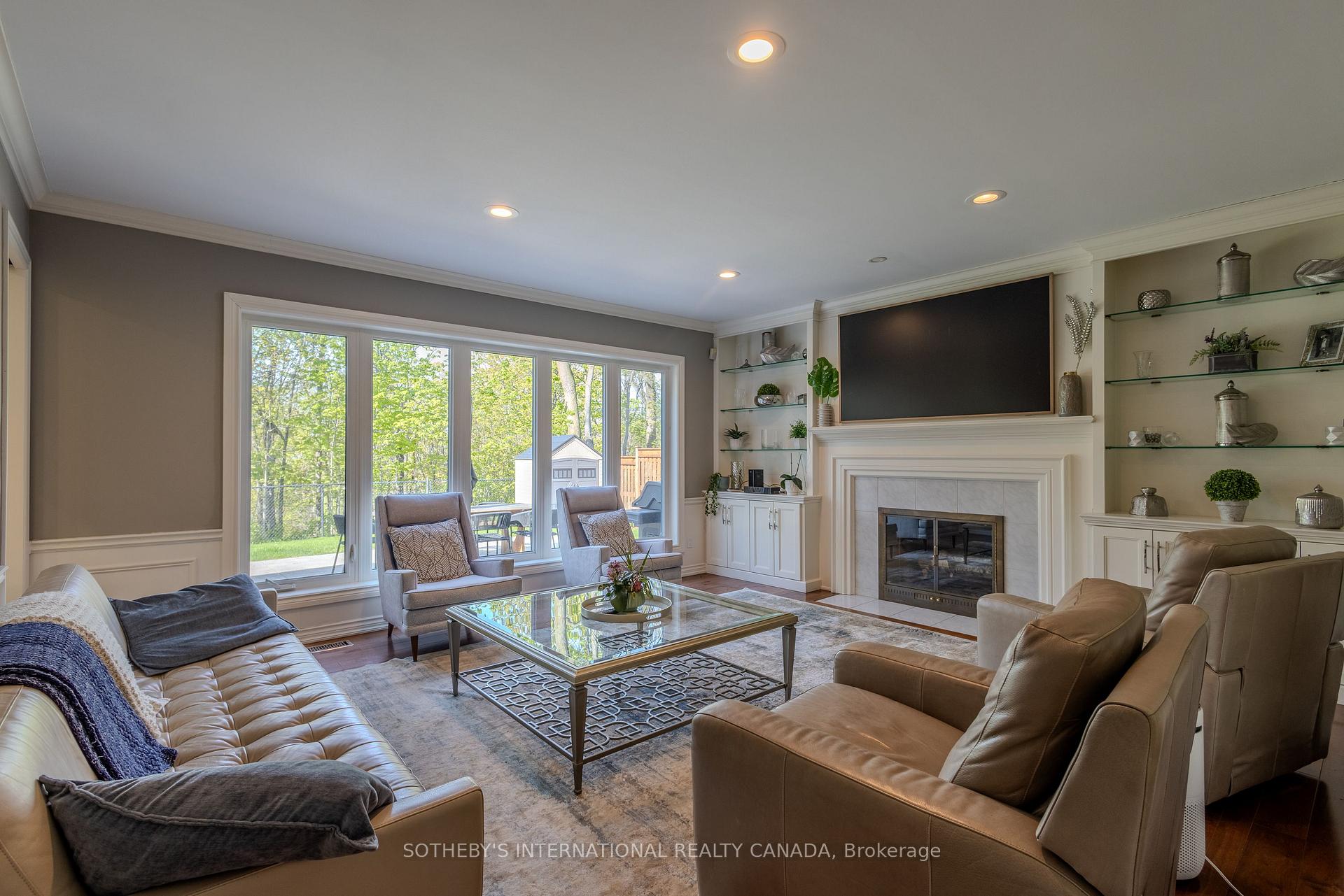 23 FRANCIS CREEK Boulevard