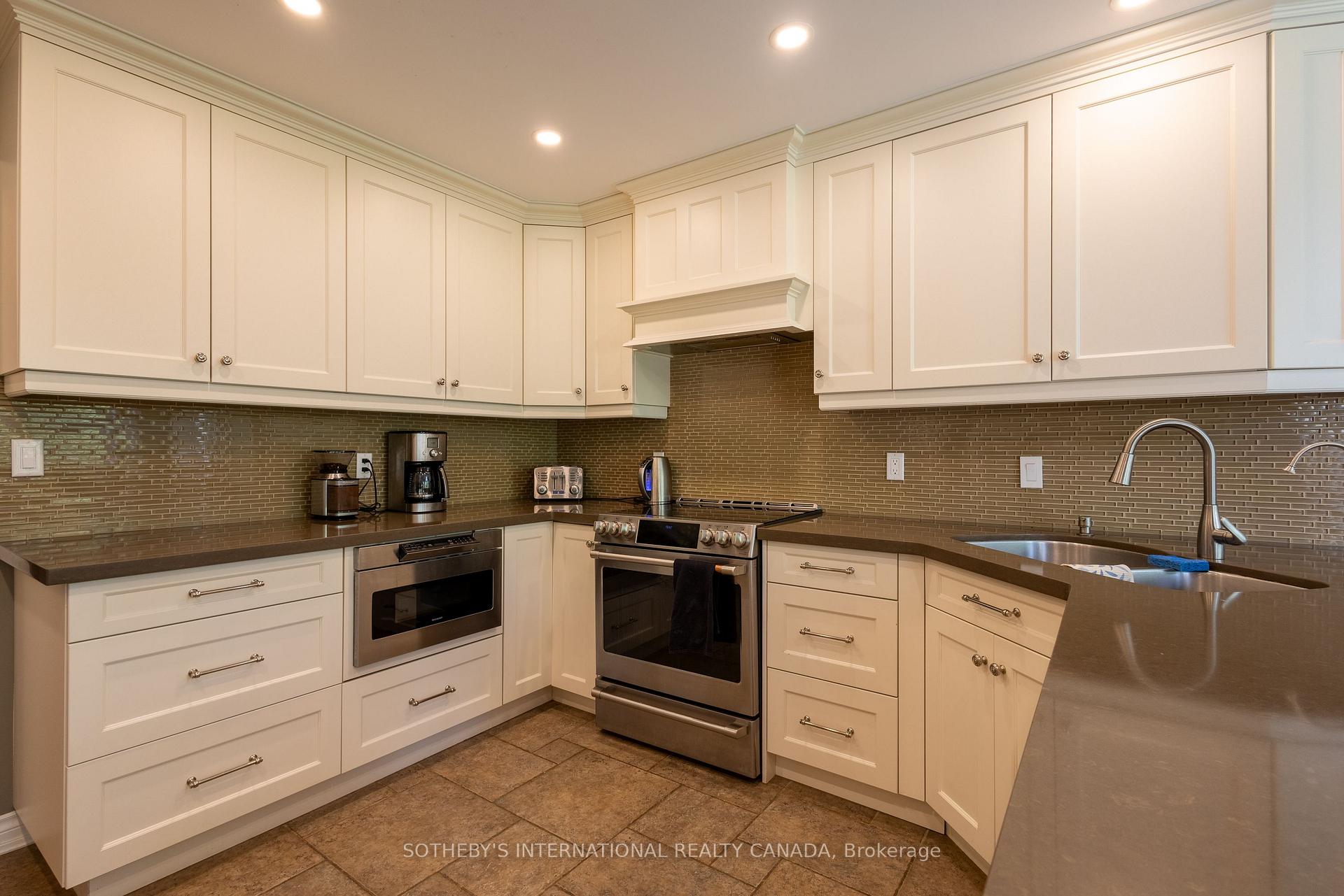 23 FRANCIS CREEK Boulevard