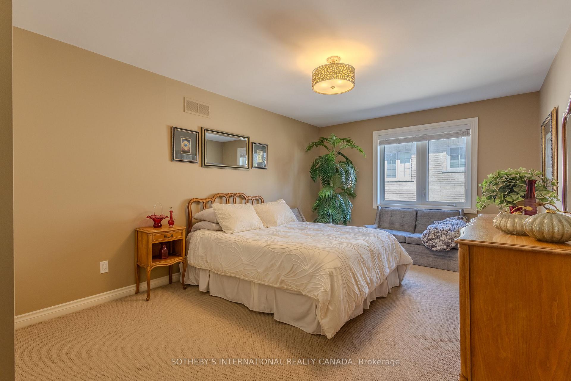 23 FRANCIS CREEK Boulevard