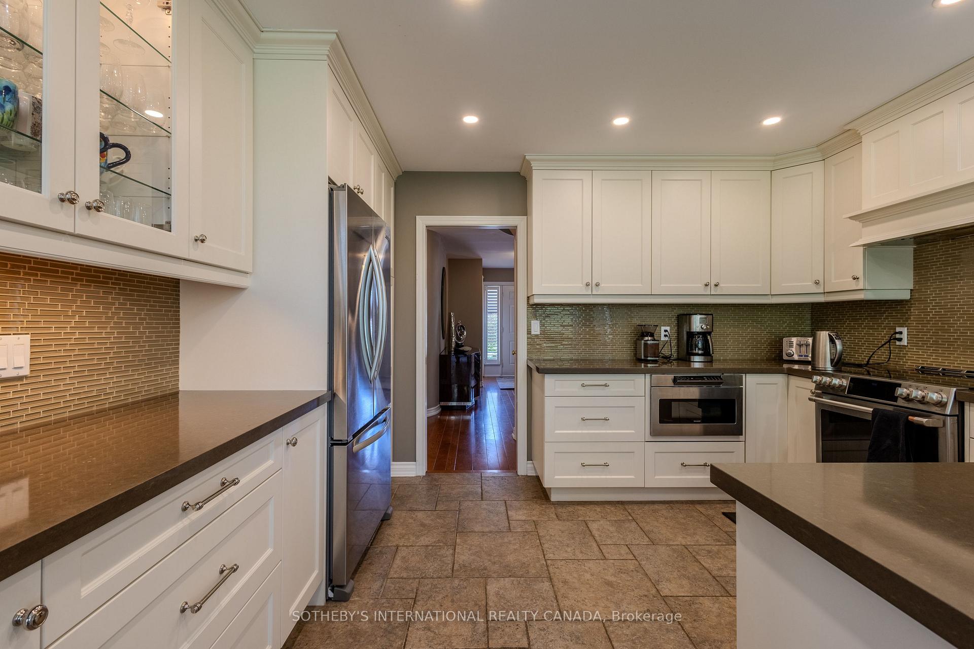 23 FRANCIS CREEK Boulevard
