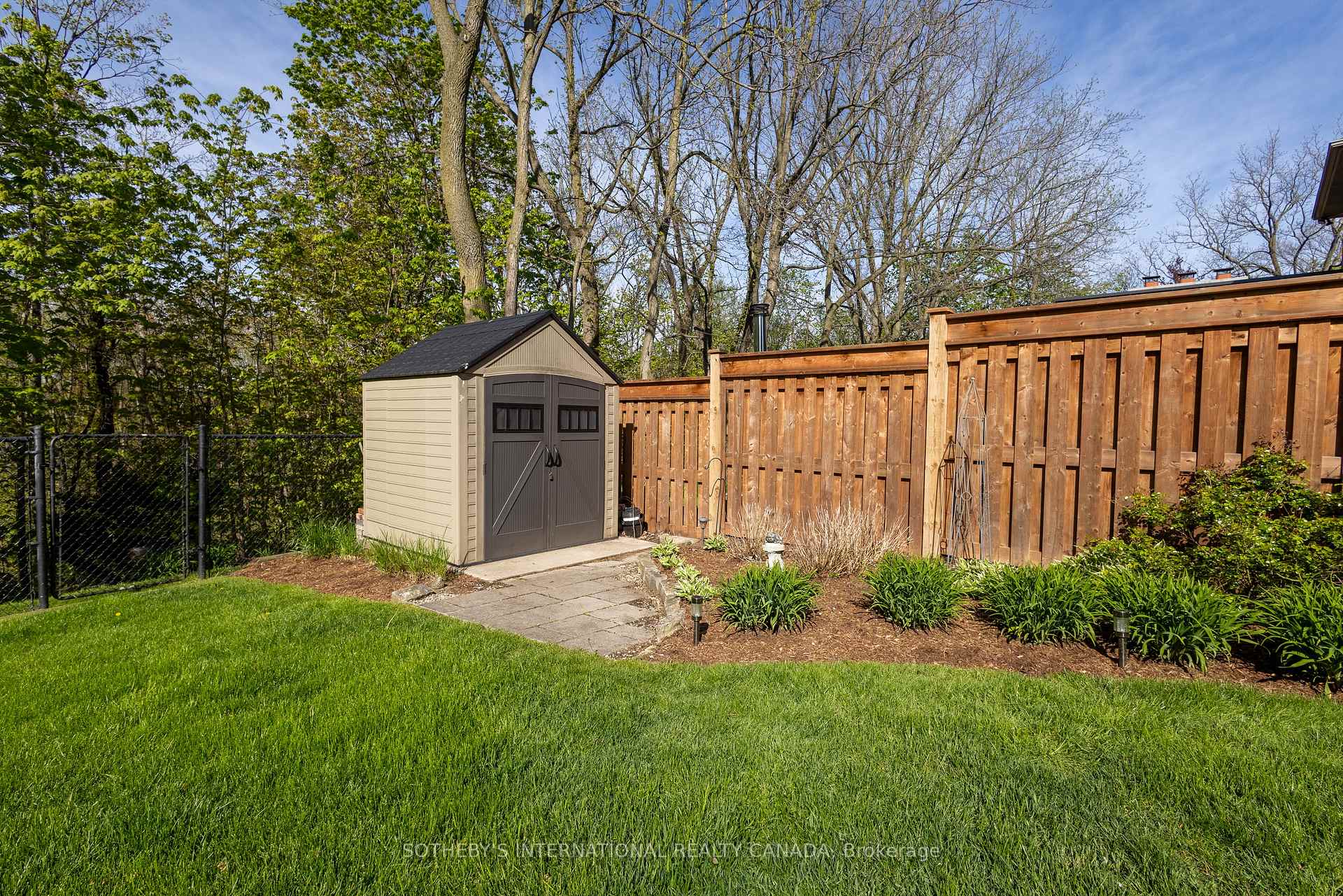 23 FRANCIS CREEK Boulevard
