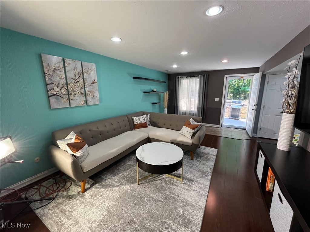 727 Tollis Pky