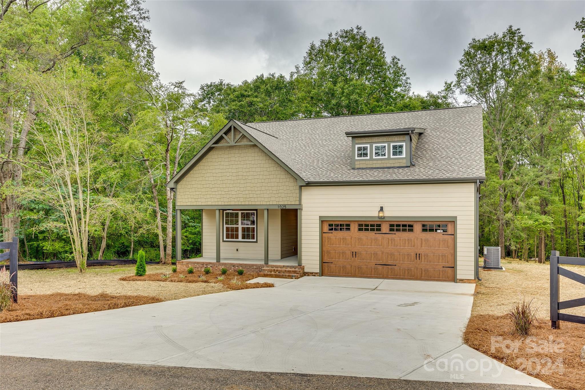 1025 Oakmont Drive Unit: 2