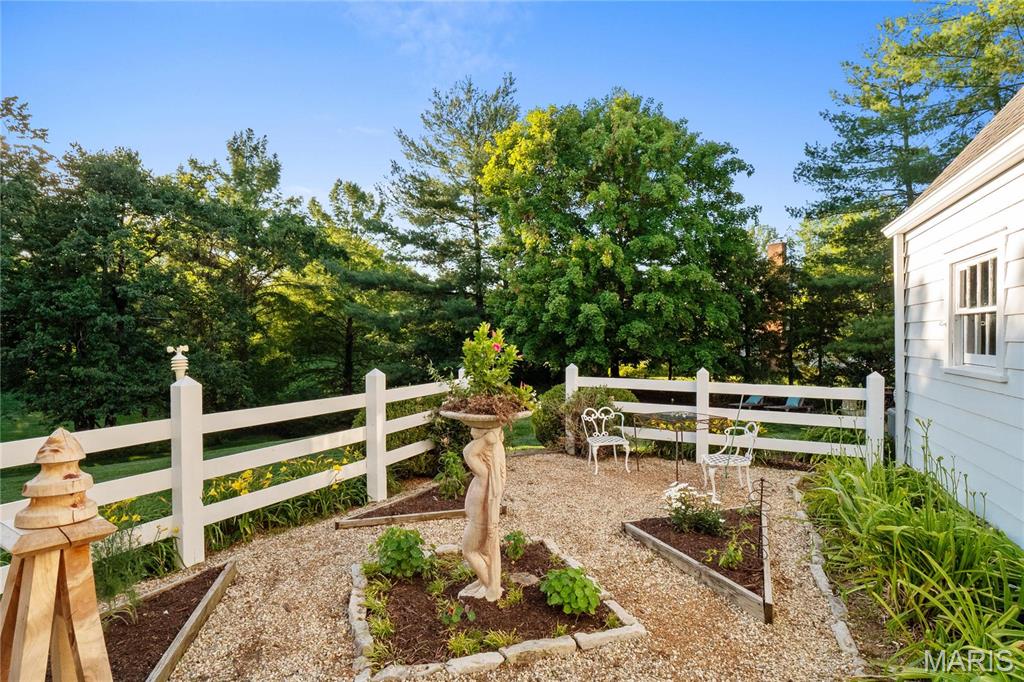 4 Country Life Acres