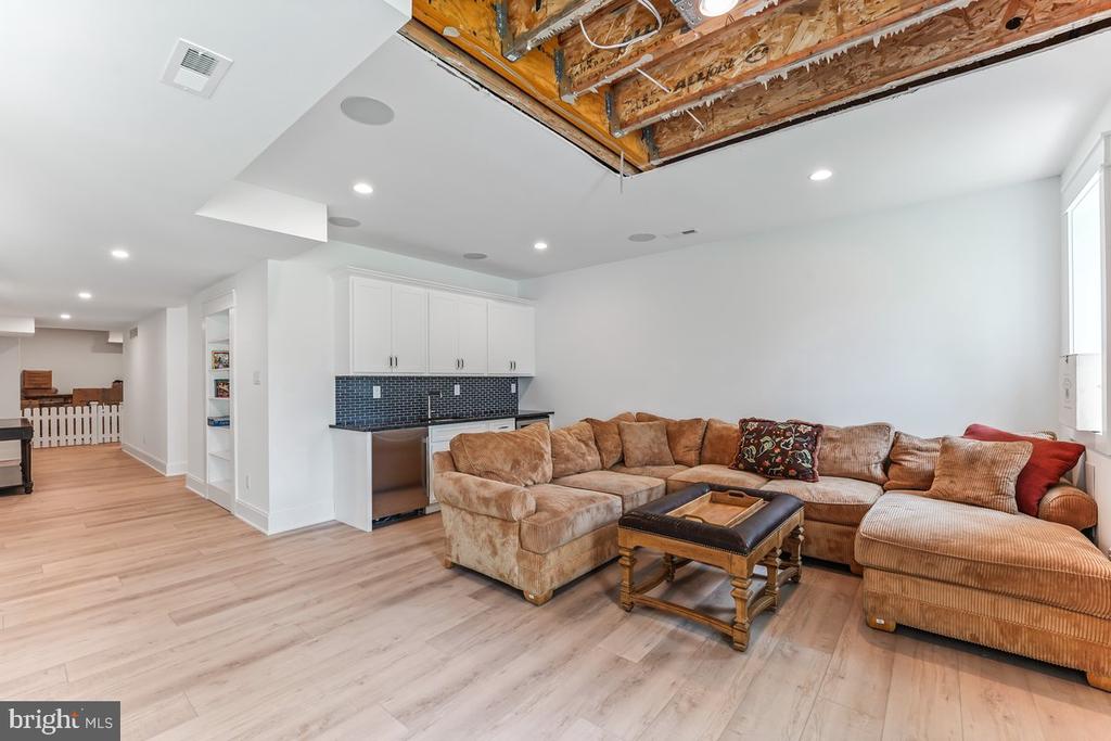 6 Evergreen Ln