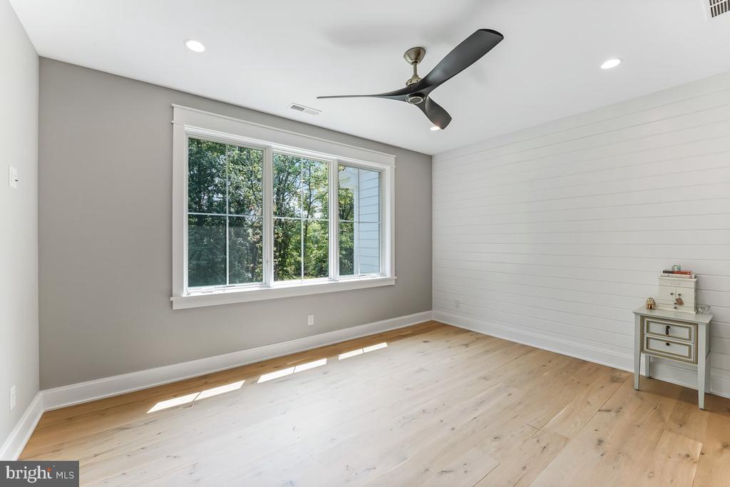 6 Evergreen Ln