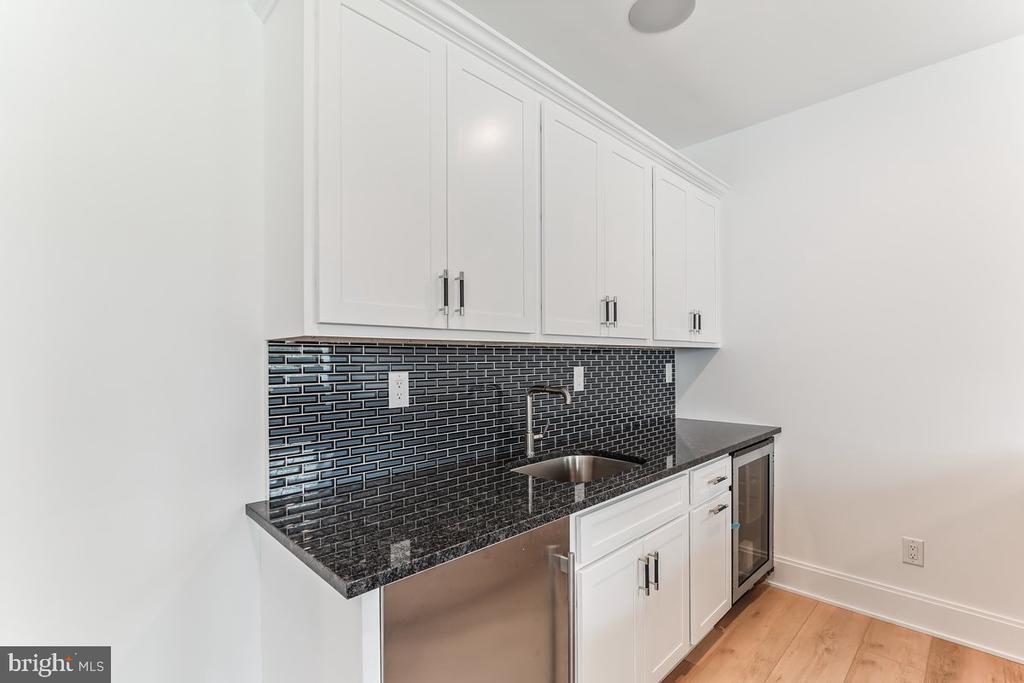 6 Evergreen Ln