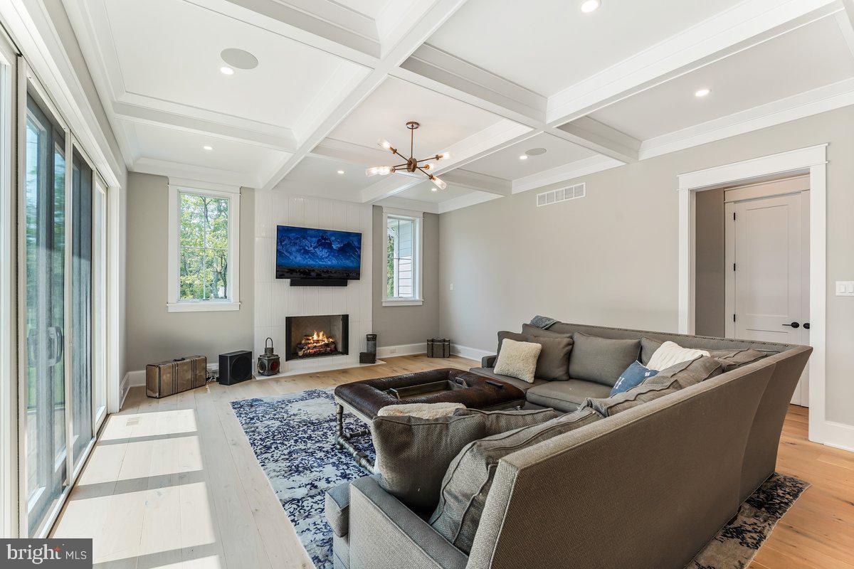 6 Evergreen Ln