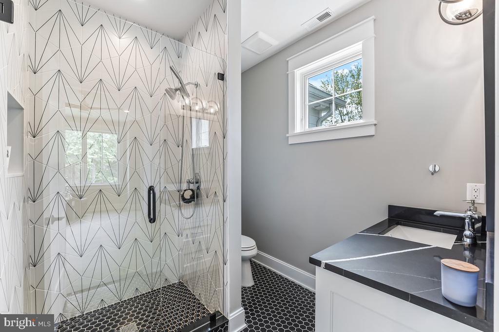 6 Evergreen Ln