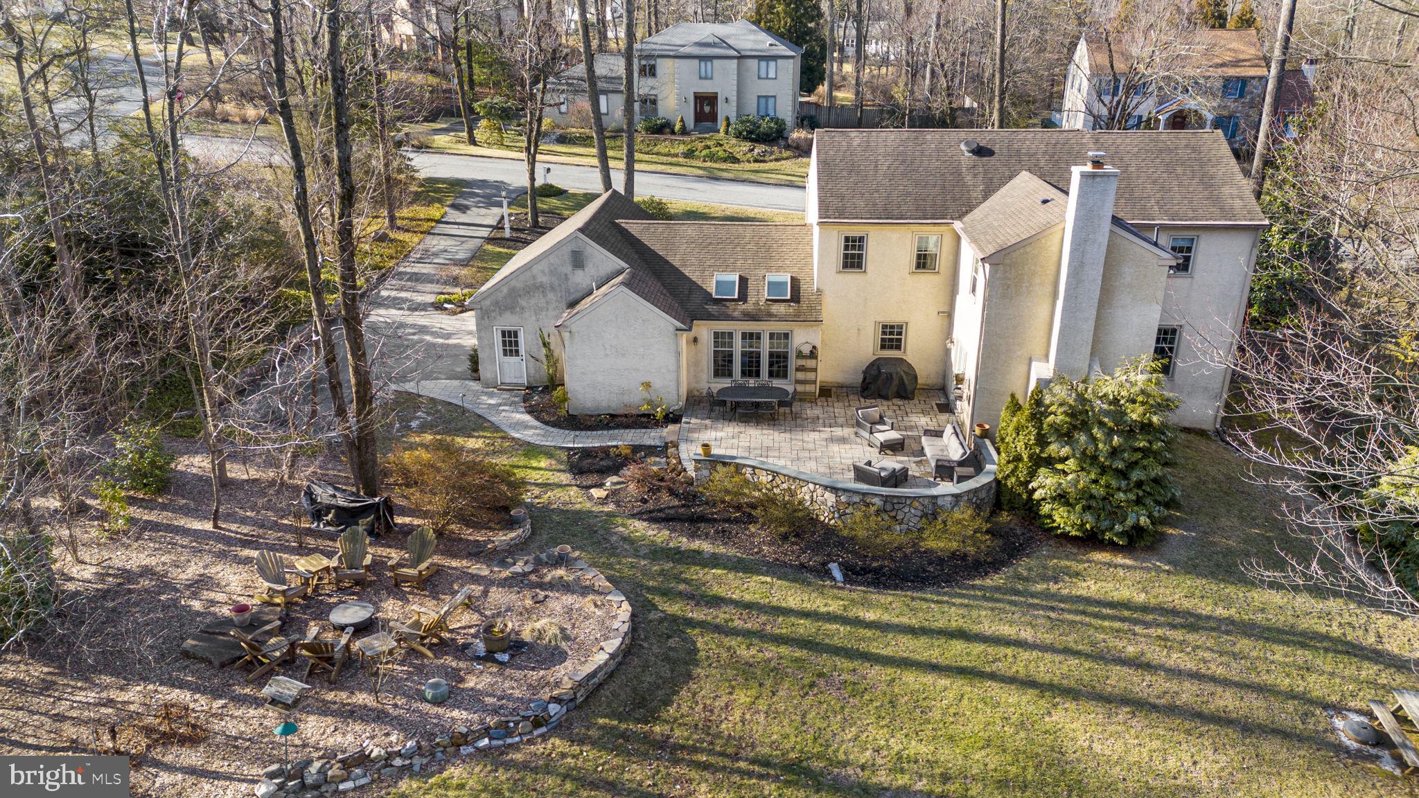 807 Llanelly Ln