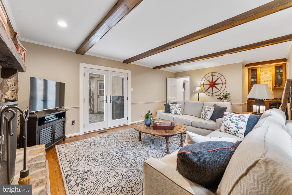 807 Llanelly Ln