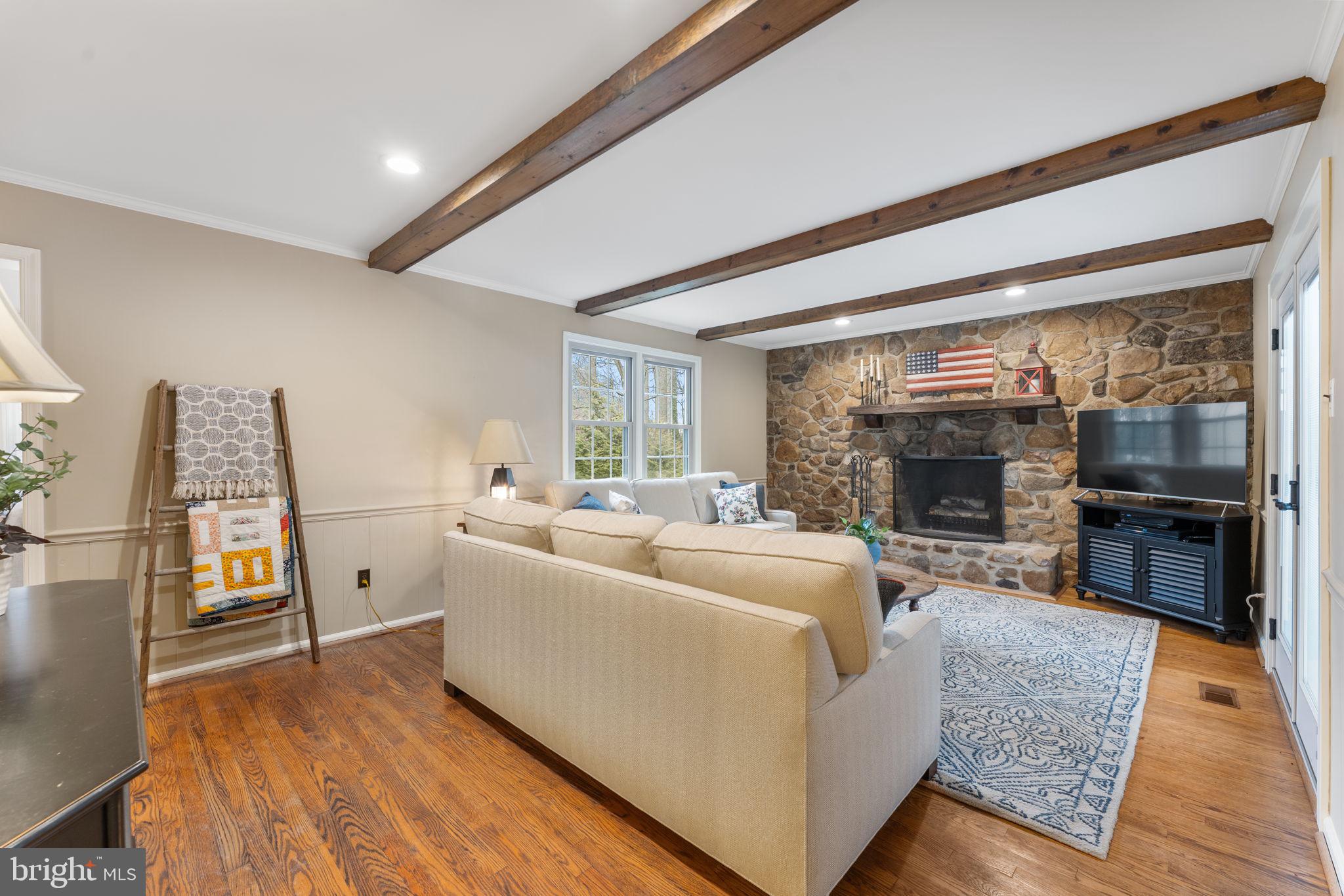 807 Llanelly Ln