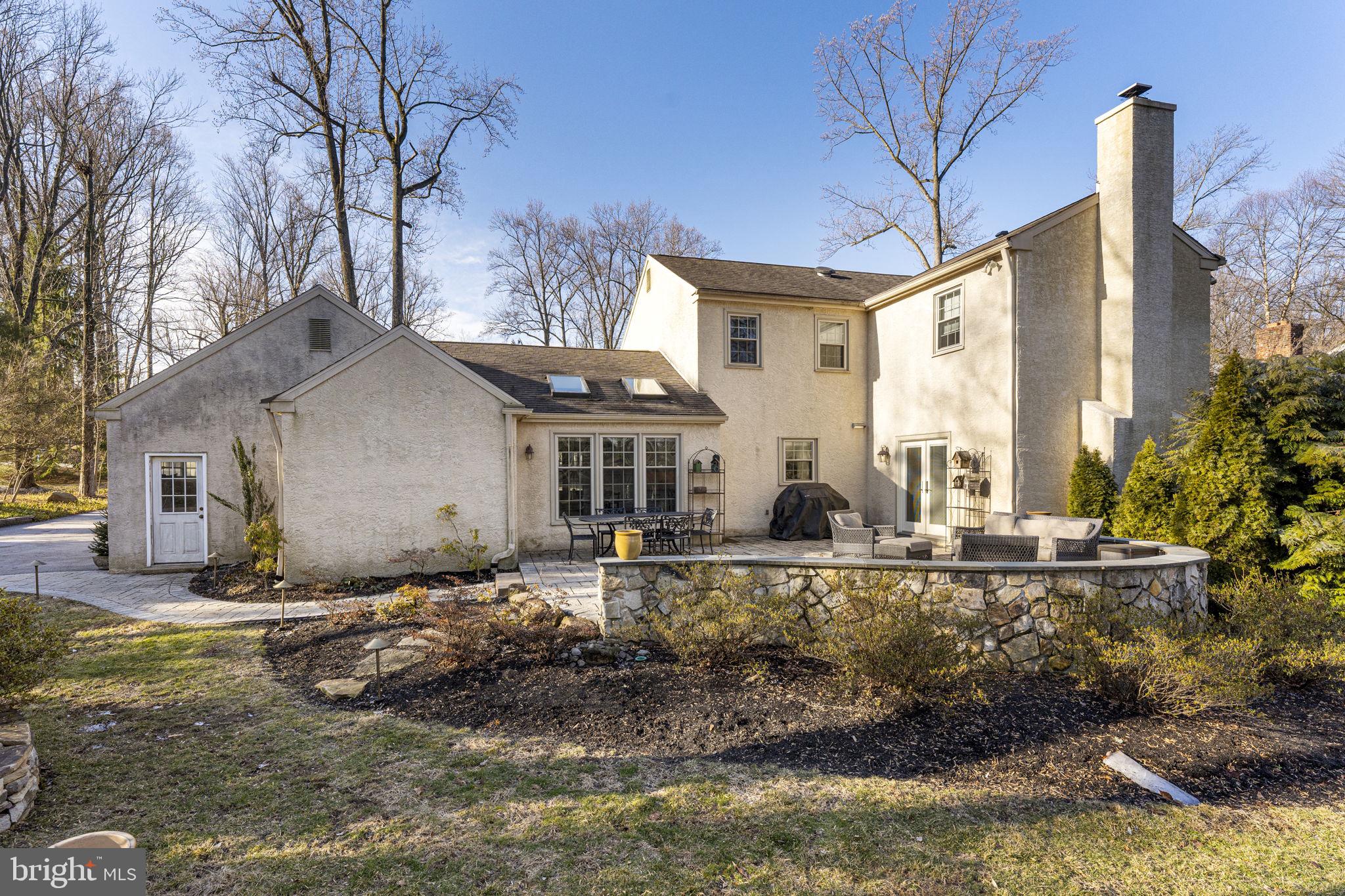 807 Llanelly Ln