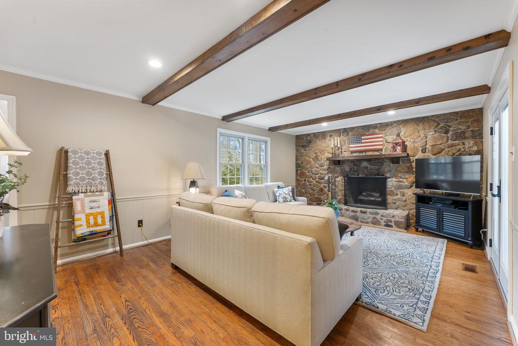 807 Llanelly Ln