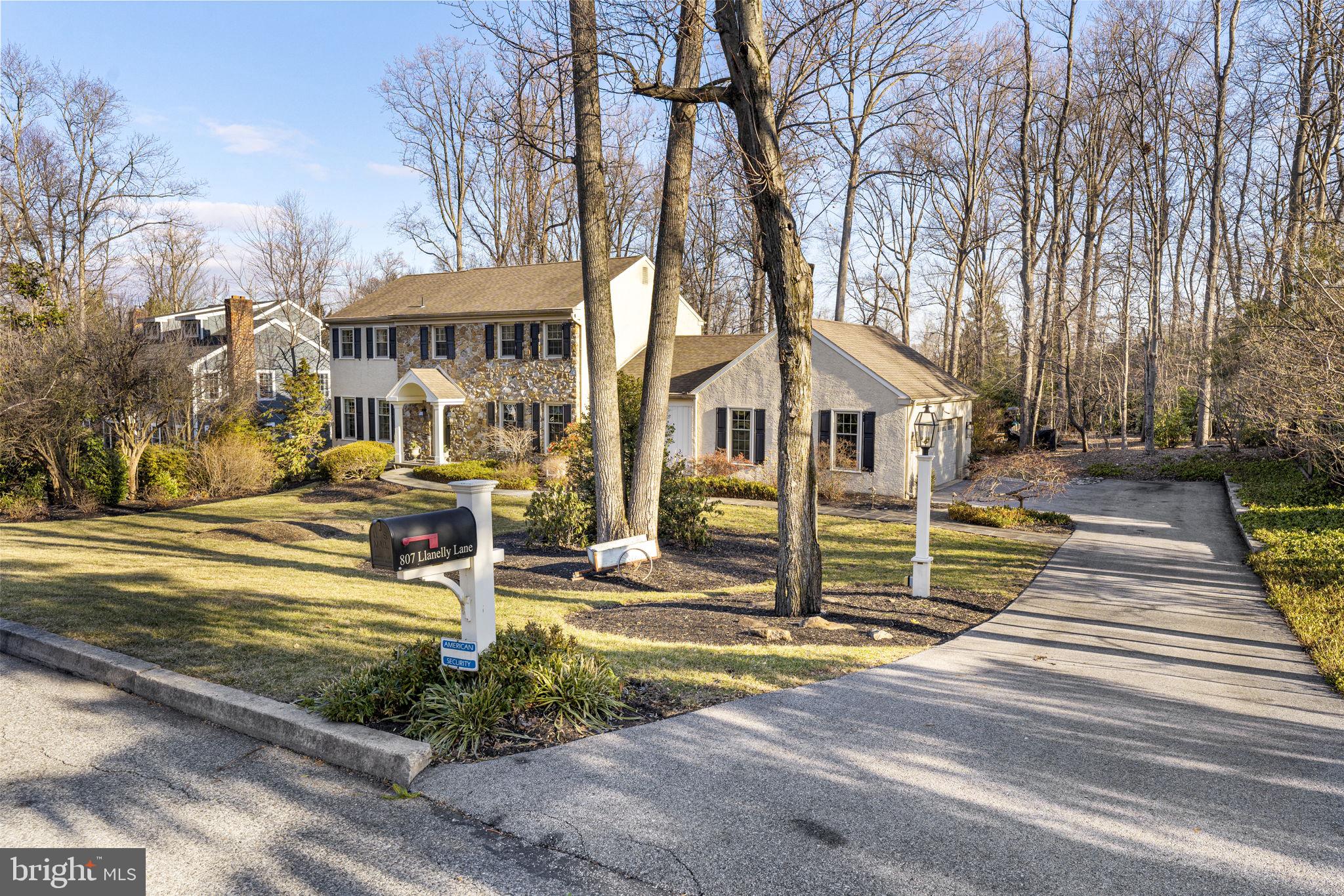 807 Llanelly Ln