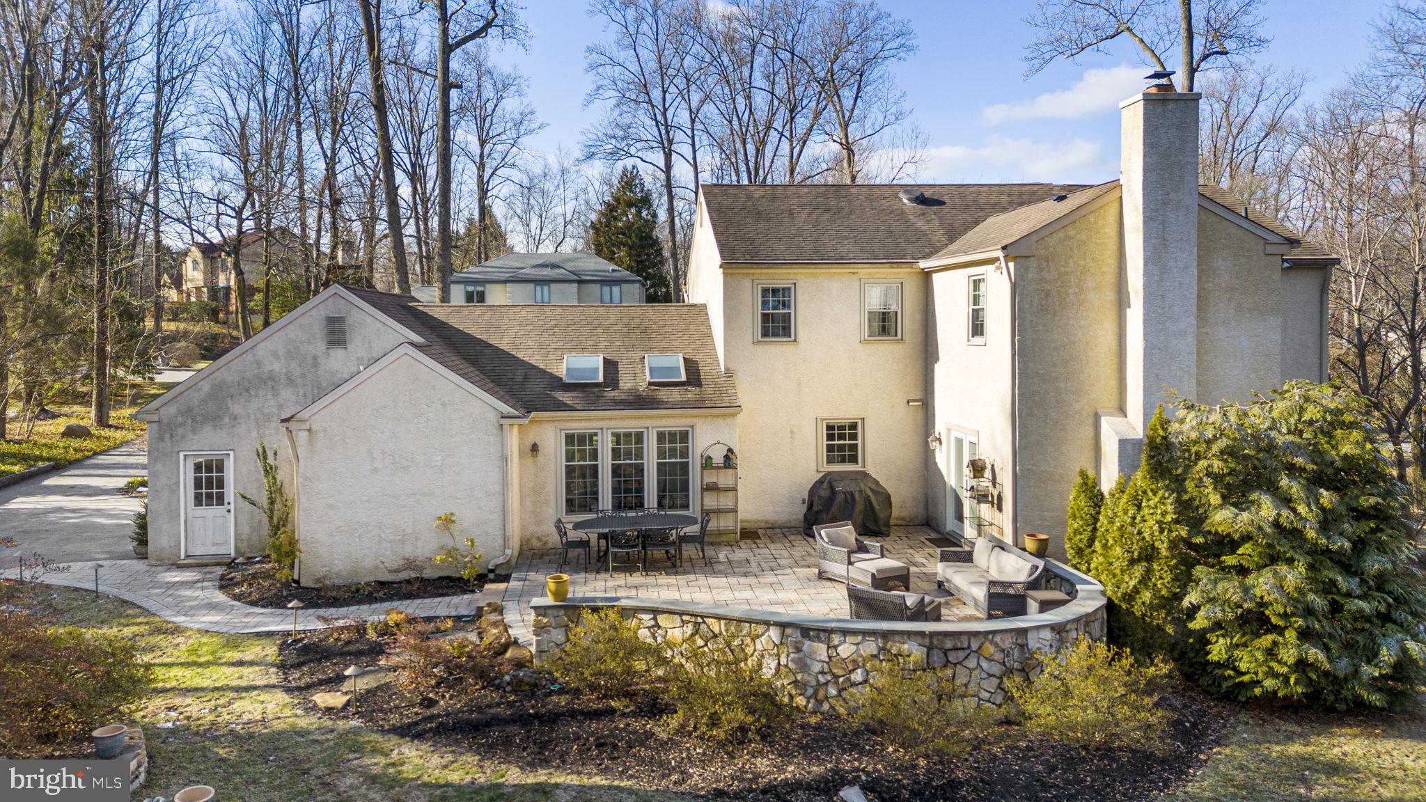 807 Llanelly Ln