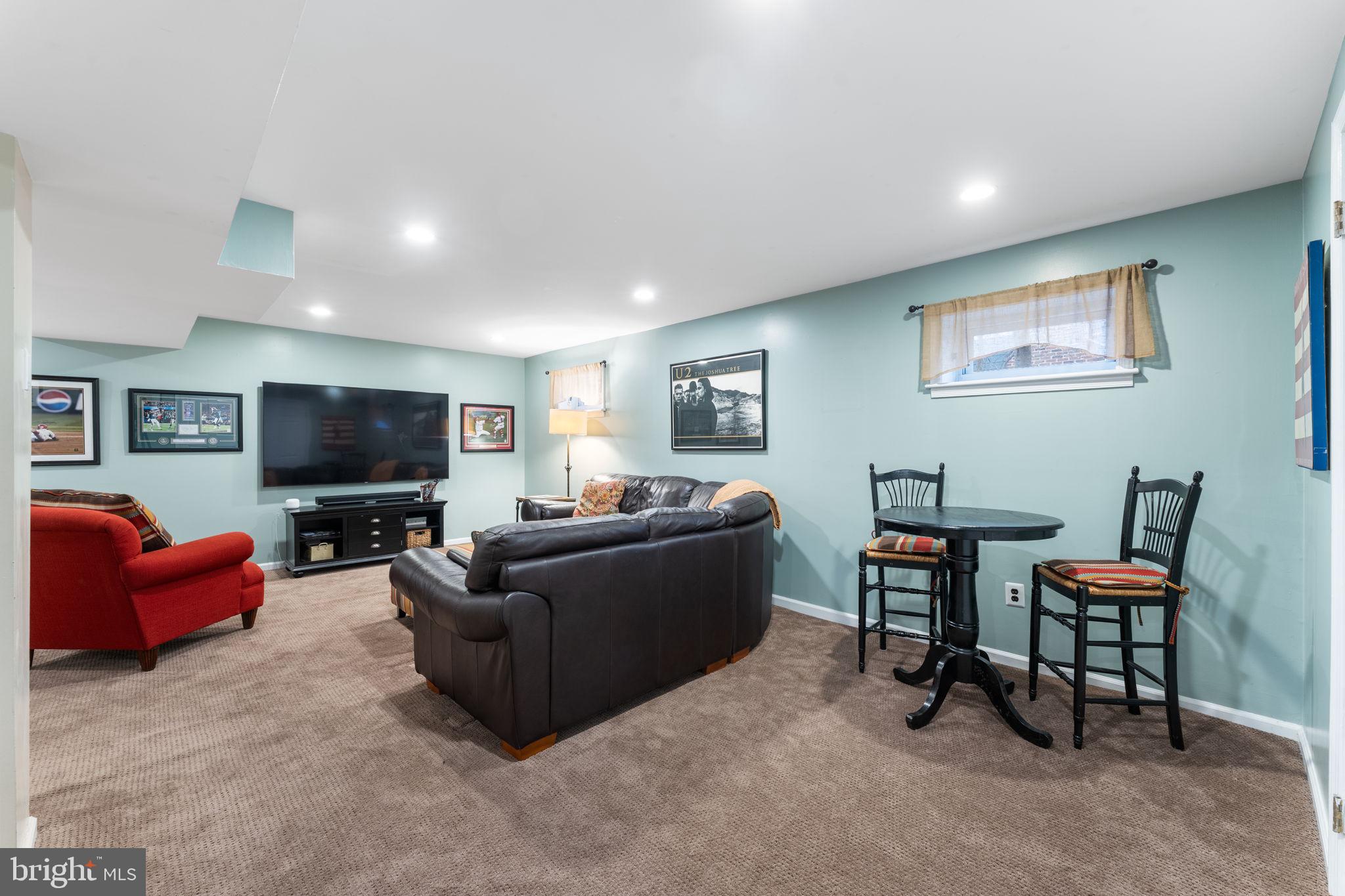 807 Llanelly Ln
