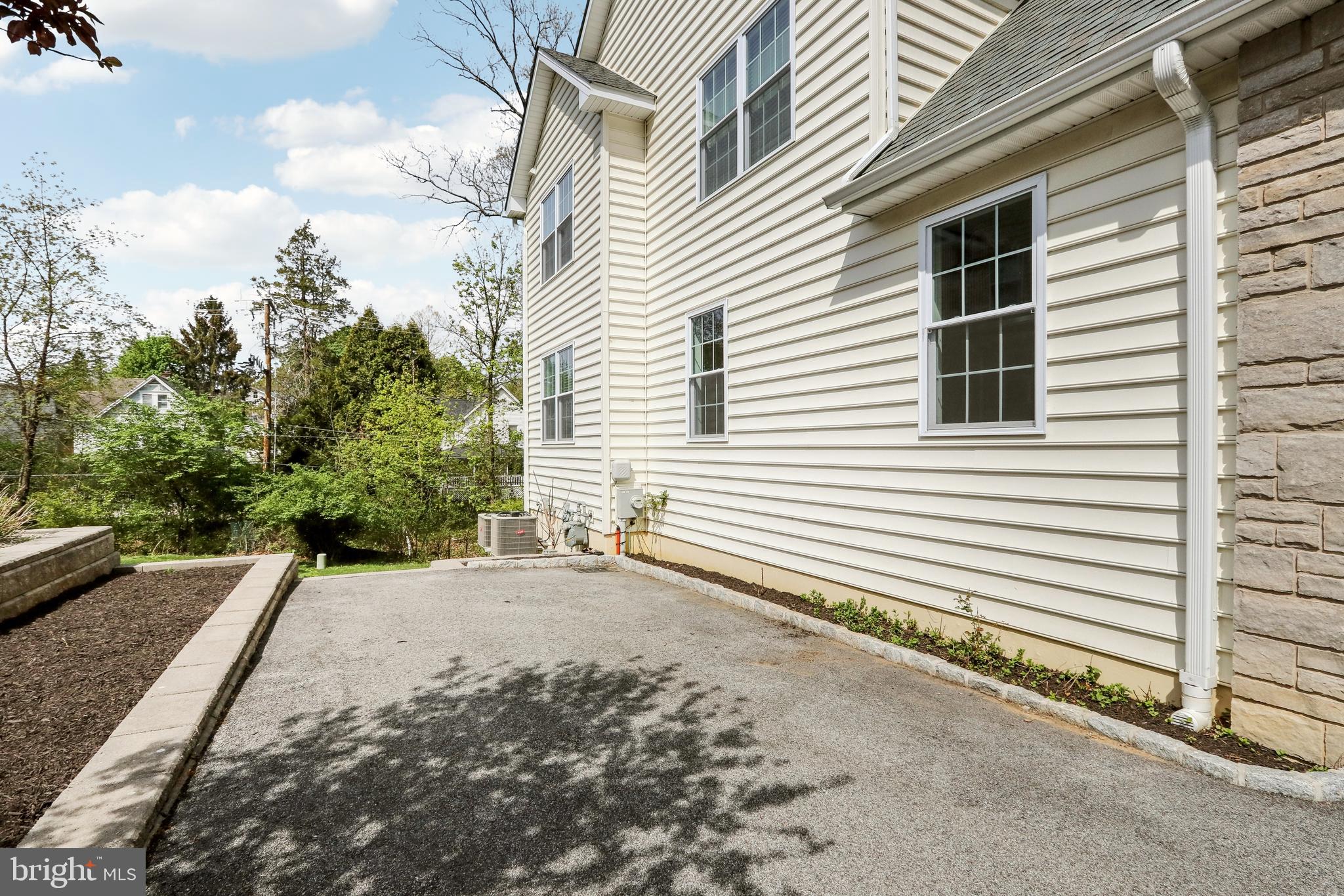 10 E Central Ave