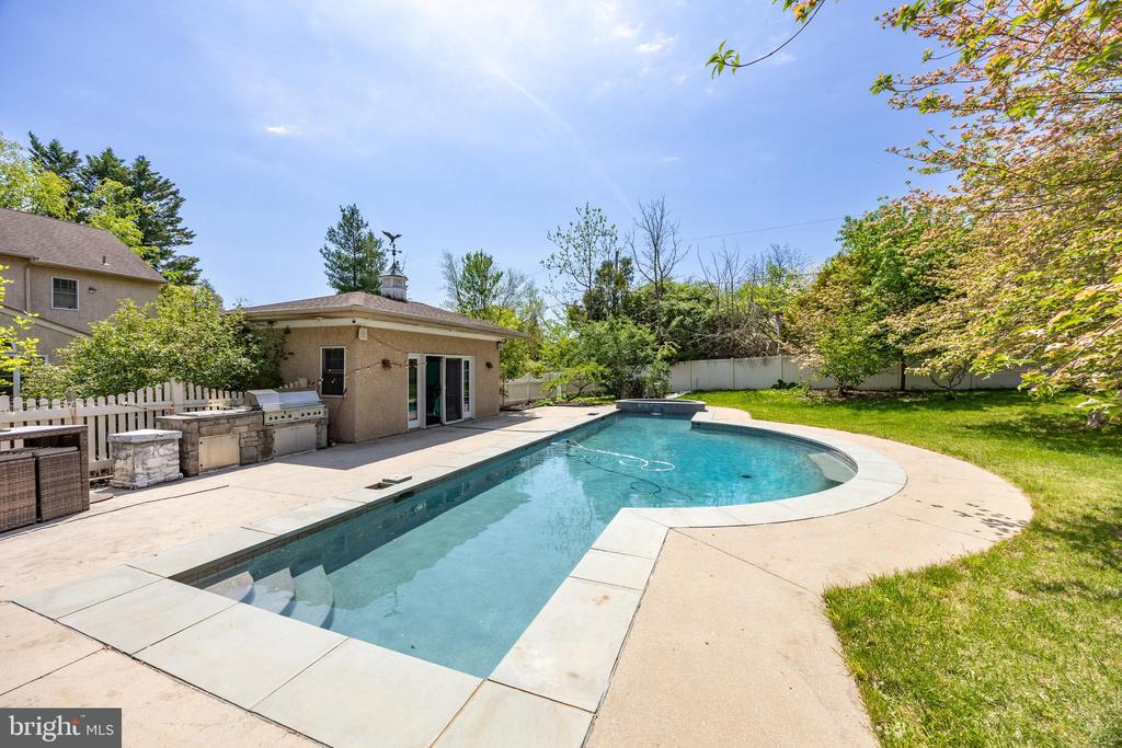 301 Bell Ct