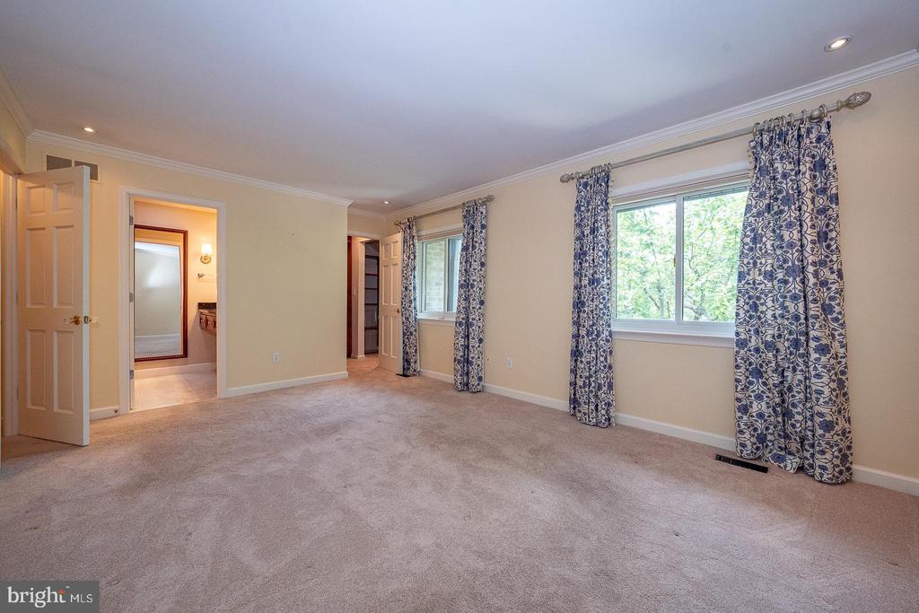 526 FOXWOOD LANE