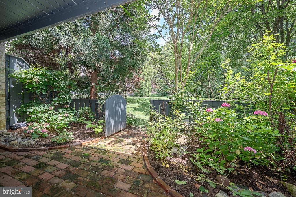 526 FOXWOOD LANE