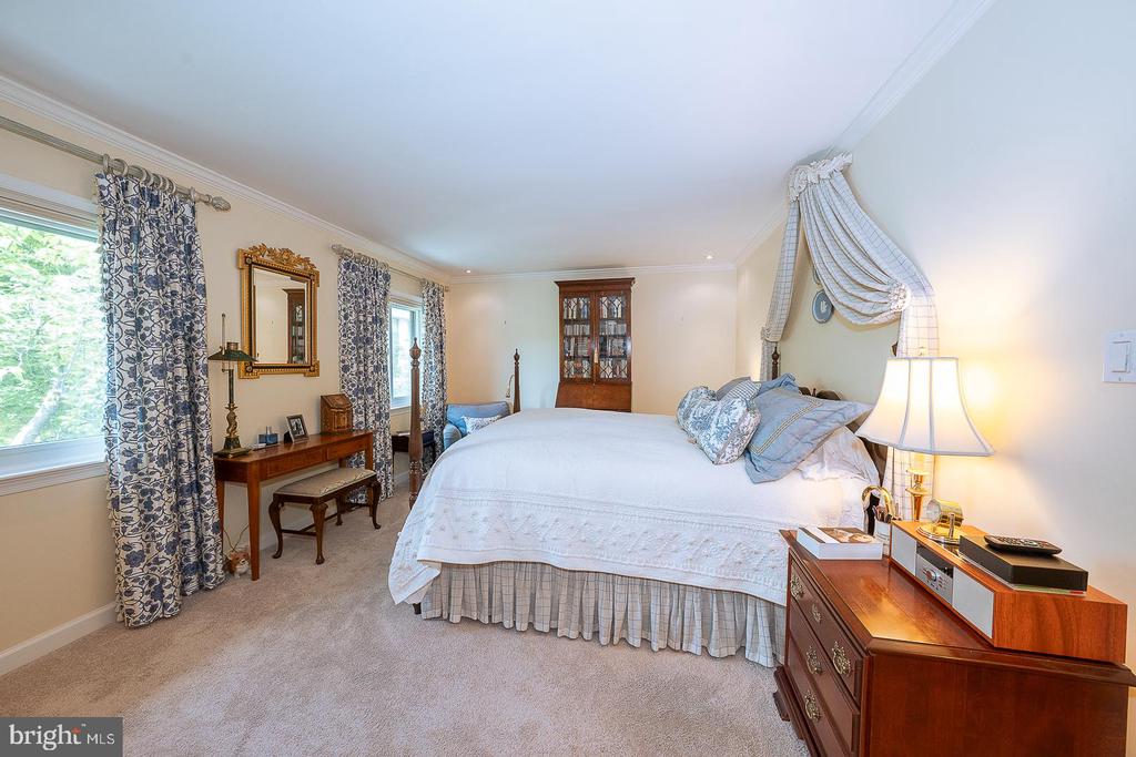 526 FOXWOOD LANE
