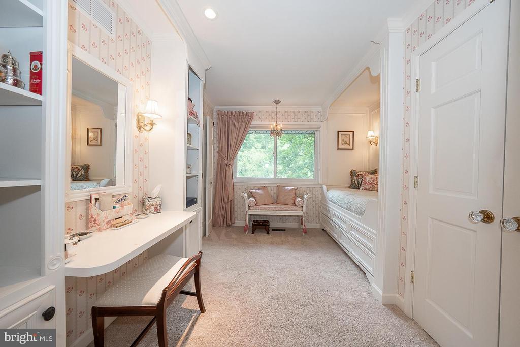 526 FOXWOOD LANE