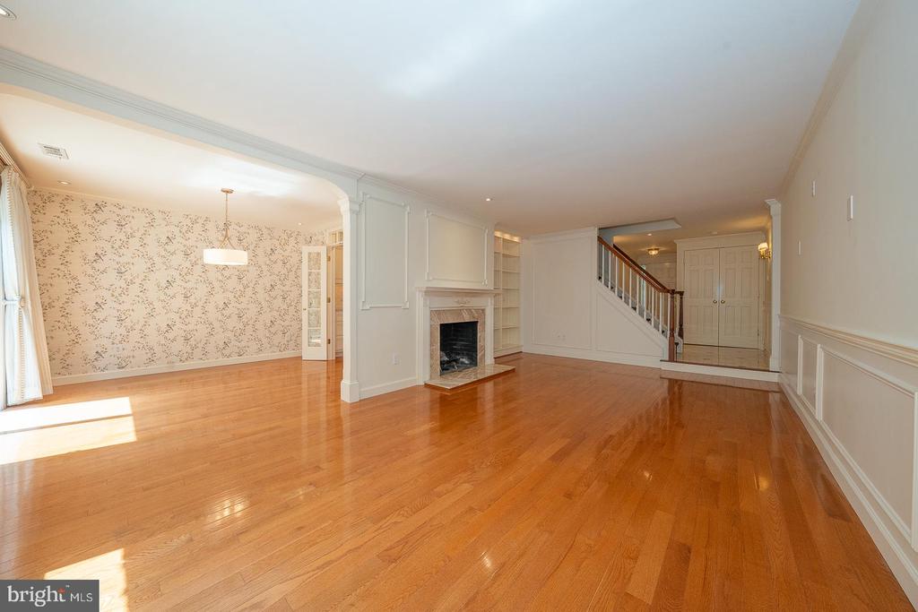 526 FOXWOOD LANE
