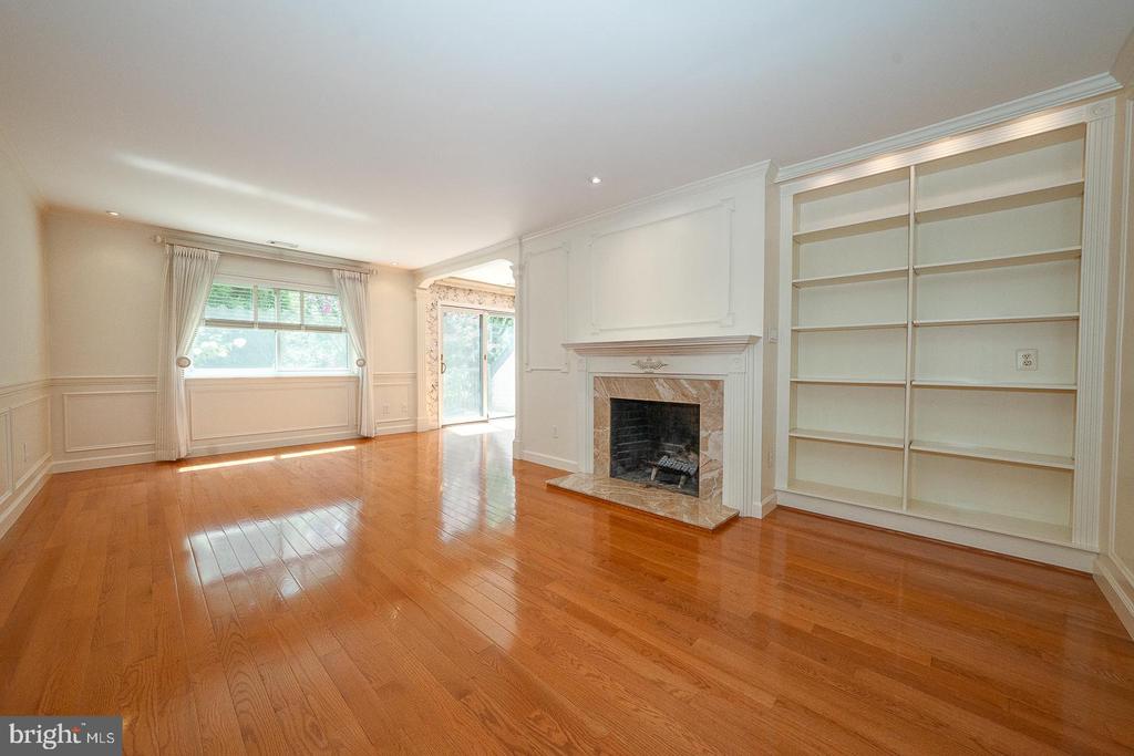 526 FOXWOOD LANE