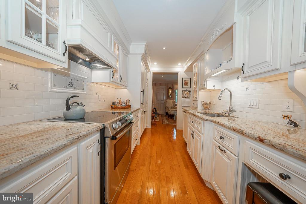526 FOXWOOD LANE