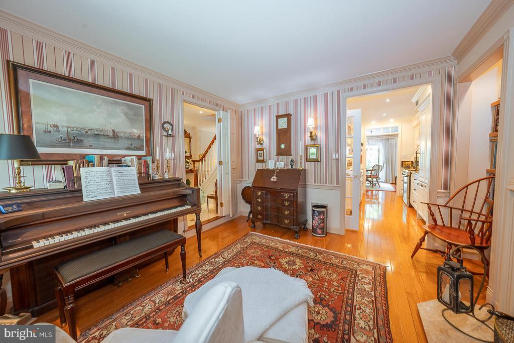 526 FOXWOOD LANE