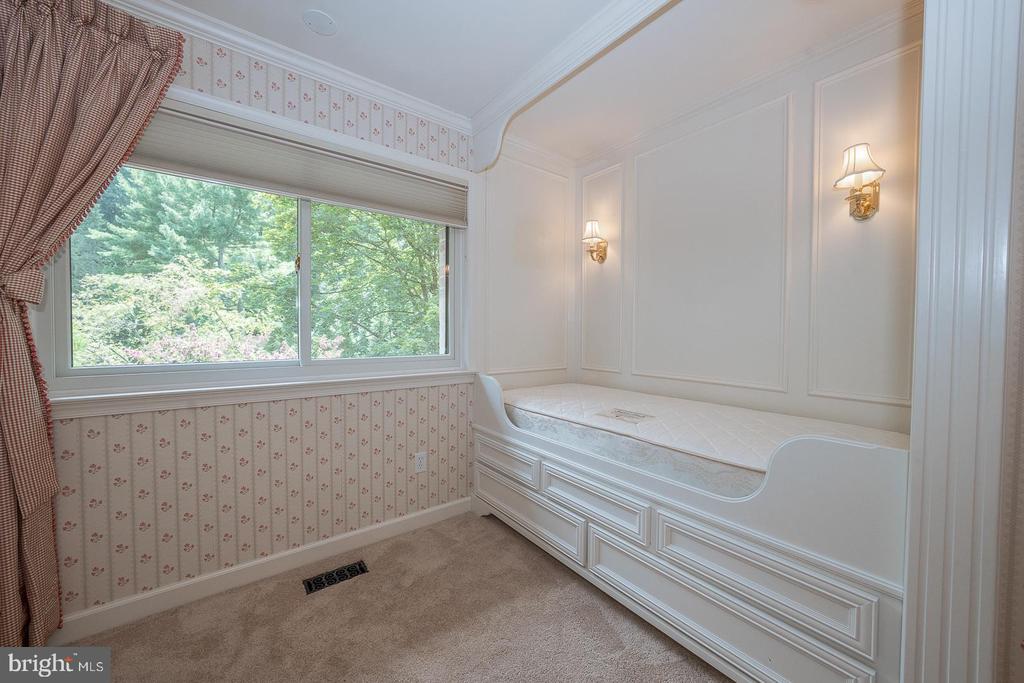 526 FOXWOOD LANE