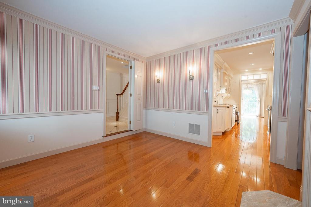 526 FOXWOOD LANE