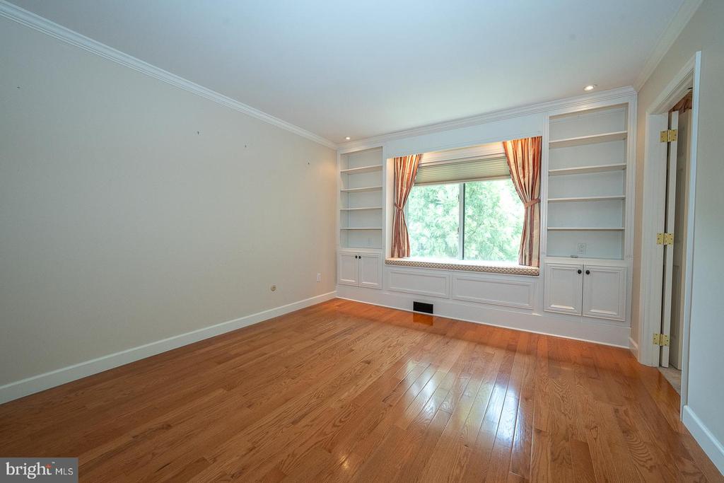 526 FOXWOOD LANE