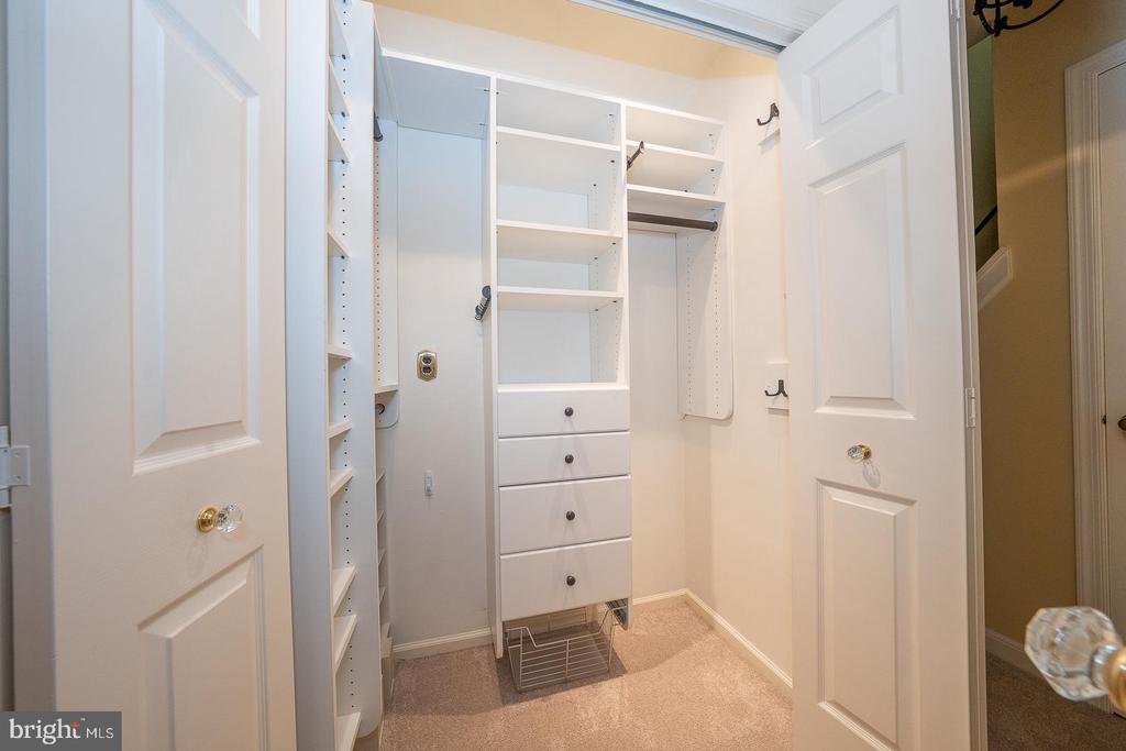 526 FOXWOOD LANE