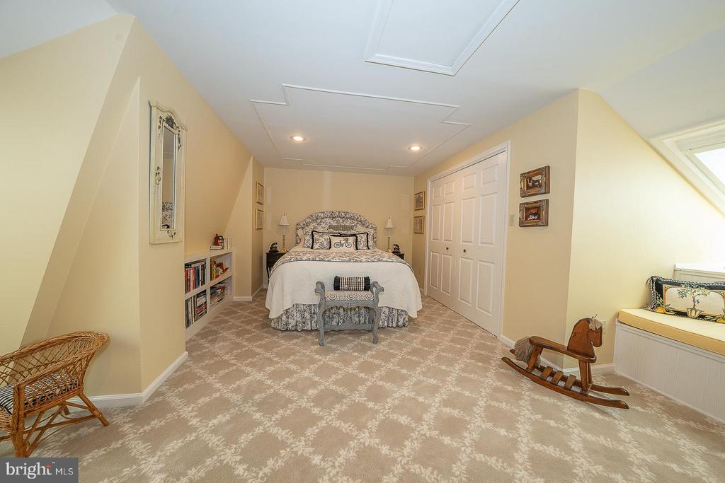 526 FOXWOOD LANE
