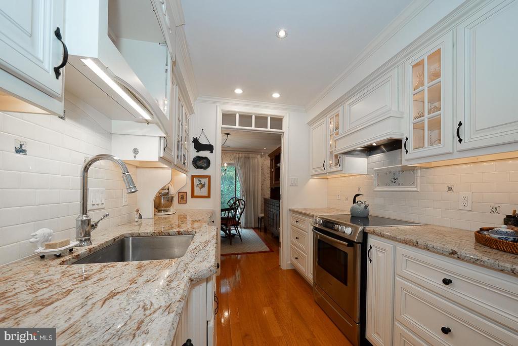 526 FOXWOOD LANE