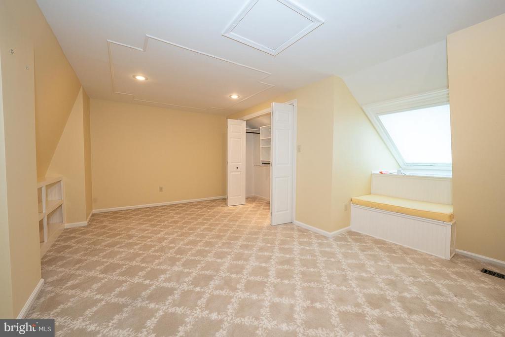 526 FOXWOOD LANE