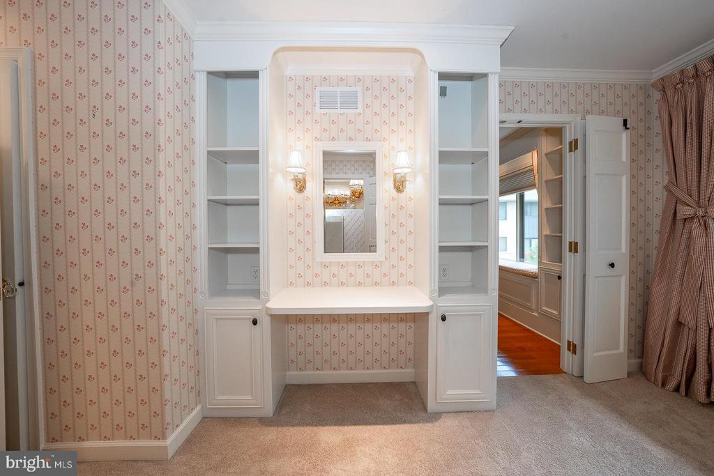 526 FOXWOOD LANE