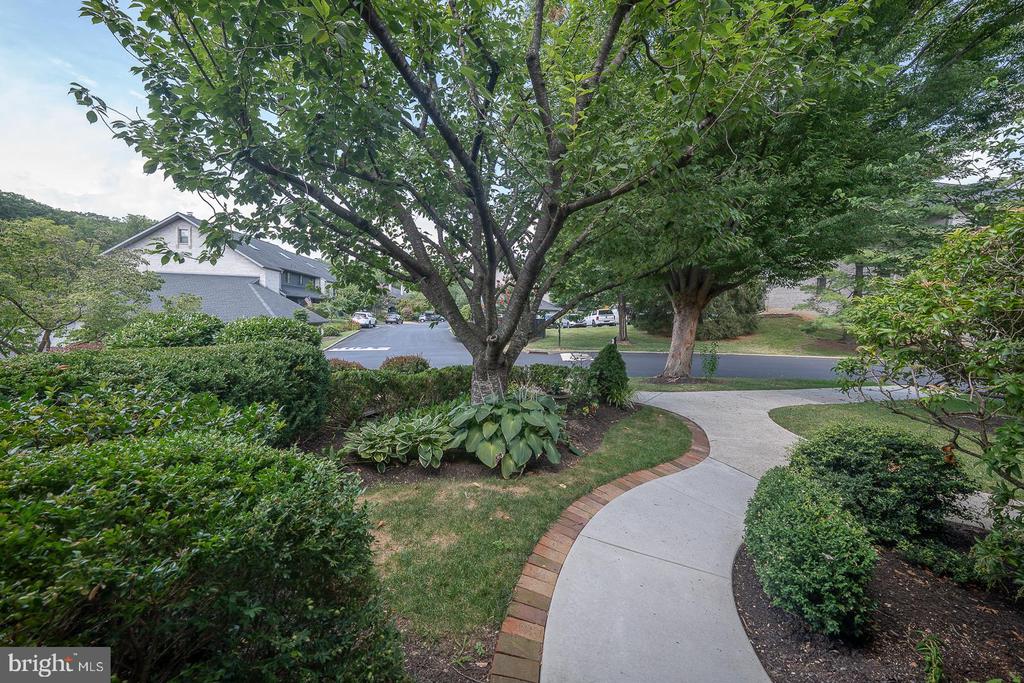 526 FOXWOOD LANE