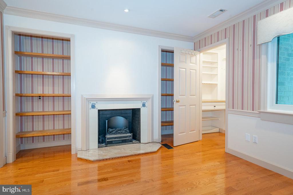 526 FOXWOOD LANE