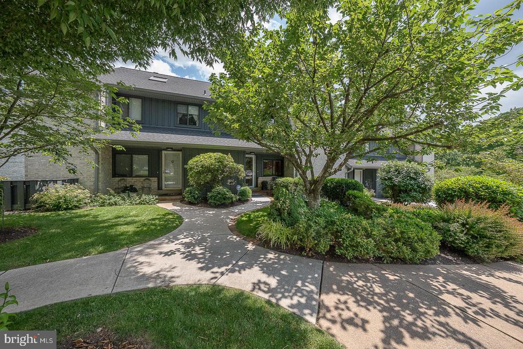 526 FOXWOOD LANE