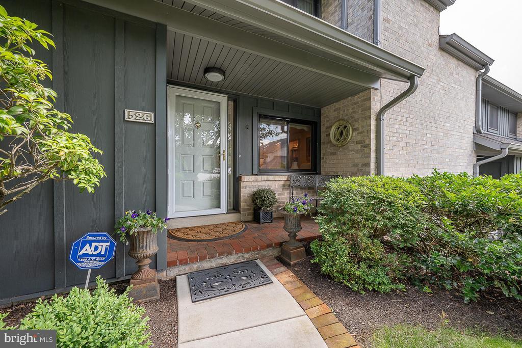 526 FOXWOOD LANE