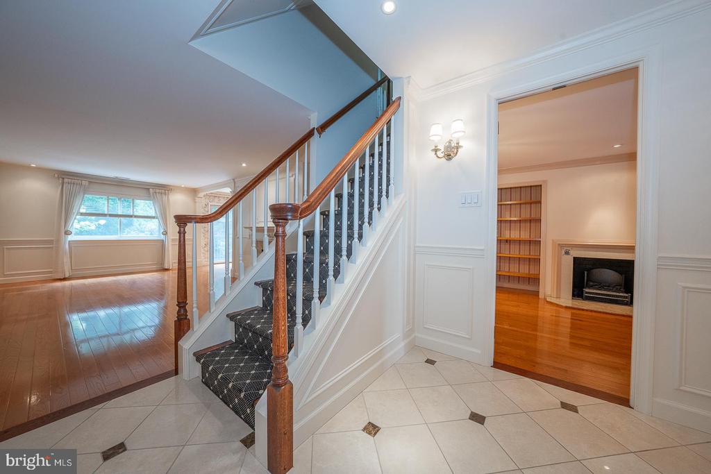 526 FOXWOOD LANE