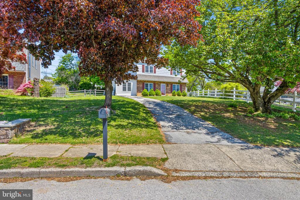 4 DEVON CIRCLE