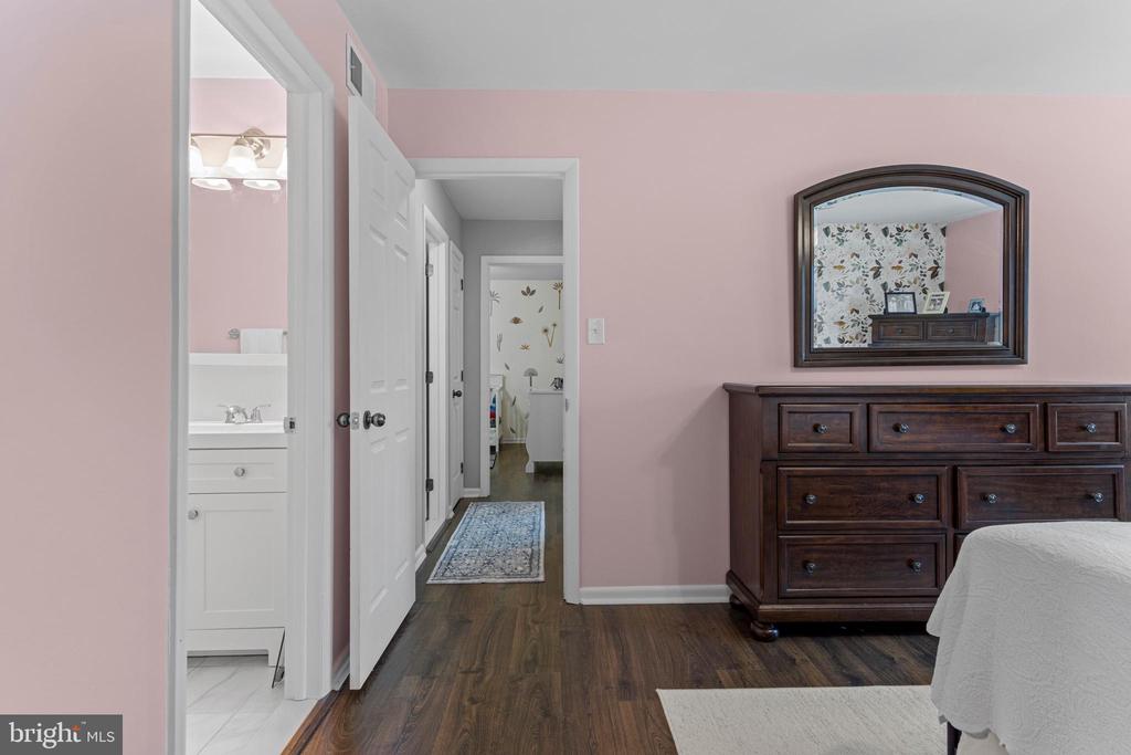 4 DEVON CIRCLE